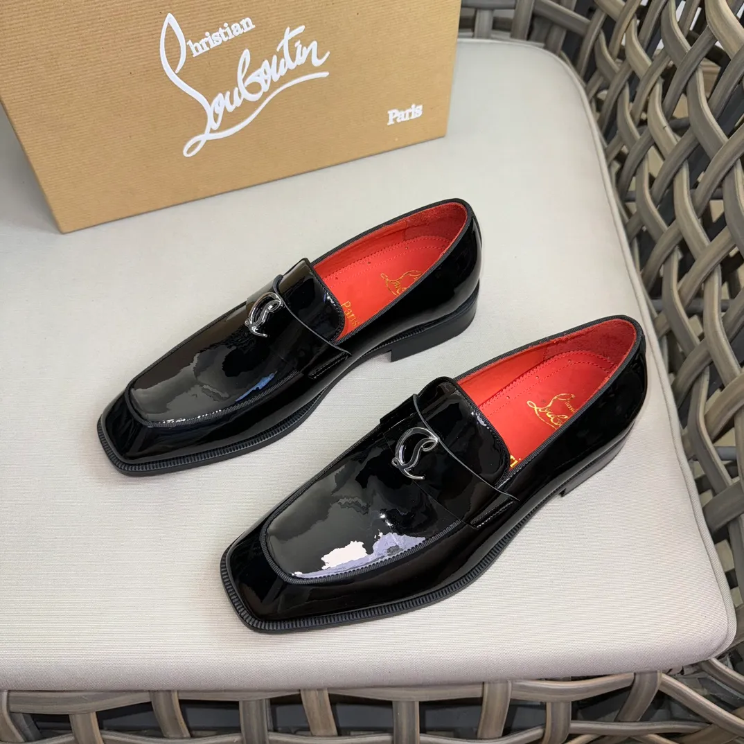 [CL red-soled shoes] Top P: 1020💰 Size 39-44 (⚠️38.45.46 custom-made, non-refundable and non-exchangeable) 🆑High-end men's business formal leather shoes, classic red-soled shoes | Fabric: Original imported first-layer cowhide, iconic rivet decoration | Lining: water-dyed cowhide lining Outsole: red cowhide outsole imported from Italy Brand: Christia*.Loubouti* 🆑 High-end men's business dress shoes | classic red soled shoes | Upper: original imported first layer cowhide iconic rivet decoration | Linning: Water dyed cow skin inner Outsole: red cowhide outsole imported from Italy Size: 39-44 (38.45.46 customized) Brand: Christia*.Loubouti*